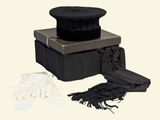 un bonnet, des gants et une écharpe posés sur une boîte