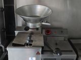 une image d'une cuisine commerciale avec des appareils en acier inoxydable