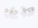 une paire de boucles d'oreilles en or blanc et diamants sur fond blanc