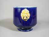 un bol bleu orné d'une tête de lion dorée