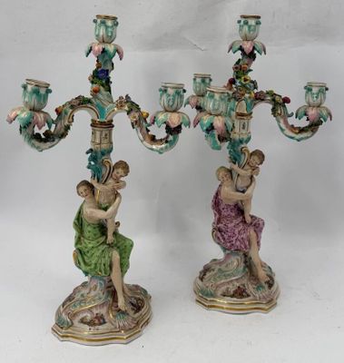 paire de figurines en porcelaine représentant une femme et un enfant