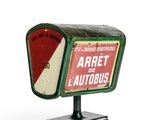 a green and red sign that says arrett autobus on it