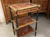une petite table surmontée d'une étagère, dans une pièce
