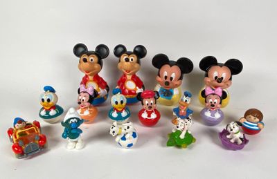 Des figurines de Mickey Mouse et de ses amis sont alignées sur une surface blanche