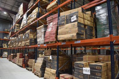 de nombreux cartons sur les étagères de l'entrepôt