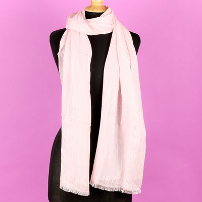 une écharpe blanche sur un mannequin, un mannequin, un mannequin, un mannequin, un mannequin, un mannequin, un mannequin, un mannequin, un mannequin