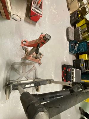 une photo d'un atelier d'outillage avec des outils accrochés au mur