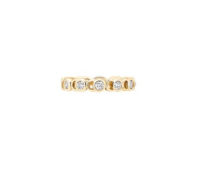 une bague en or jaune surmontée de trois diamants