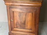 un petit meuble en bois surmonté d'une porte