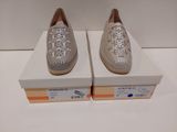 une paire de baskets en cuir blanc pour femme, présentée dans une boîte