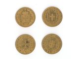 quatre types différents de pièces d'or sur une surface blanche