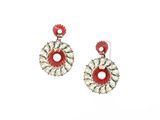 une paire de boucles d'oreilles rouges et blanches sur fond blanc