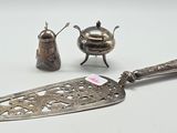 un couteau, une salière et un poivrier posés sur une table