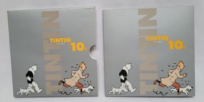 deux livres posés sur une table, avec un chien et un chat dessus