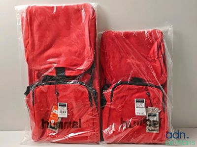 deux valises emballées, posées sur une table