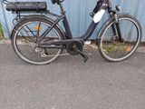 un vélo garé devant un mur bleu
