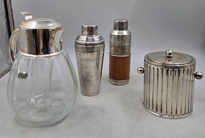 de nombreux objets en argent et en verre posés sur une table