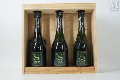 trois bouteilles de vin dans un coffret en bois sur une table