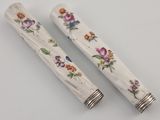 une paire de fleurs blanches et roses sur fond blanc, rehaussées de touches argentées