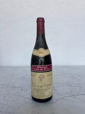 une bouteille de vin posée sur une table