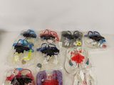 beaucoup de jouets en plastique posés sur la table