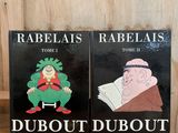 deux livres sur une étagère, avec la photo d'un homme et d'une femme