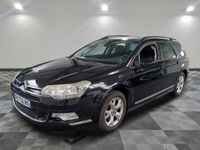 une photo d'une citrole noire garée dans un garage