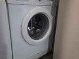 un lave-linge et un sèche-linge dans le coin d'une pièce