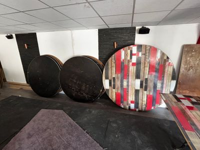 une pièce qui contient de nombreux types de meubles différents