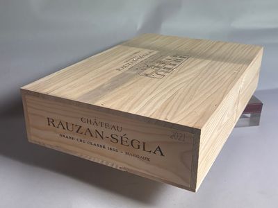 une boîte en bois sur laquelle est apposée une étiquette de vin