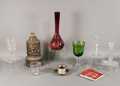 de nombreux vases et verres de toutes sortes exposés sur la table