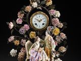 une horloge posée sur une table