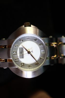 un gros plan d'une montre-bracelet sur fond noir