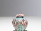 un petit vase posé sur une table