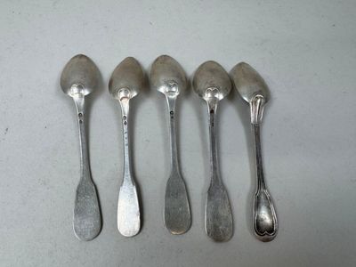 six cuillères sont alignées sur une table