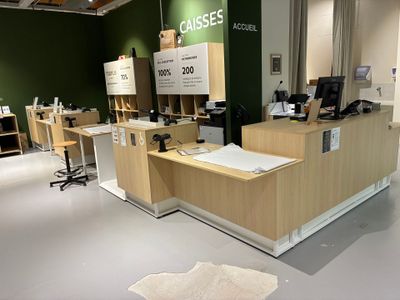 1 important comptoir de caisse 5 postes avec accès PMR + 4 r…
