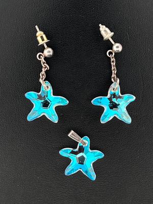 Paire de boucles d'oreilles et pendentif en verre irisé à dé…