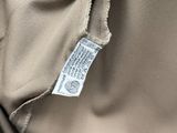 une photo en gros plan du pantalon d'une personne, sur lequel figure une étiquette