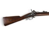 un vieux fusil avec un canon en bois et une poignée en bois