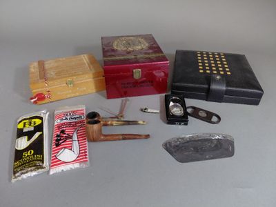 de nombreux objets différents posés sur une table