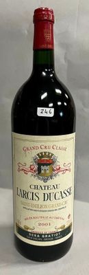 une bouteille de vin posée sur une table
