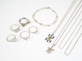 plusieurs types de bijoux différents sur une surface blanche