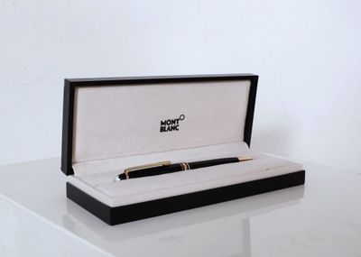 un stylo posé sur une table dans une boîte noire