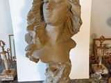 une statue de femme assise sur une table