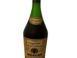 l'image d'une bouteille de vin posée sur une table