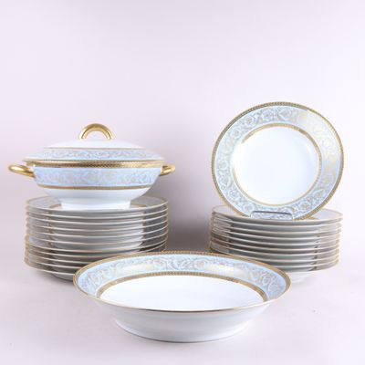 beaucoup d'assiettes et de bols sur la table
