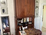 un bureau avec une chaise et une armoire dans la pièce