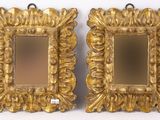 paire de miroirs anciens à cadre doré sur fond blanc