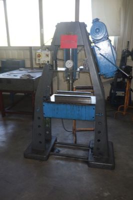 une machine placée au milieu d'une pièce