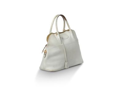 le sac blanc est posé sur une surface blanche